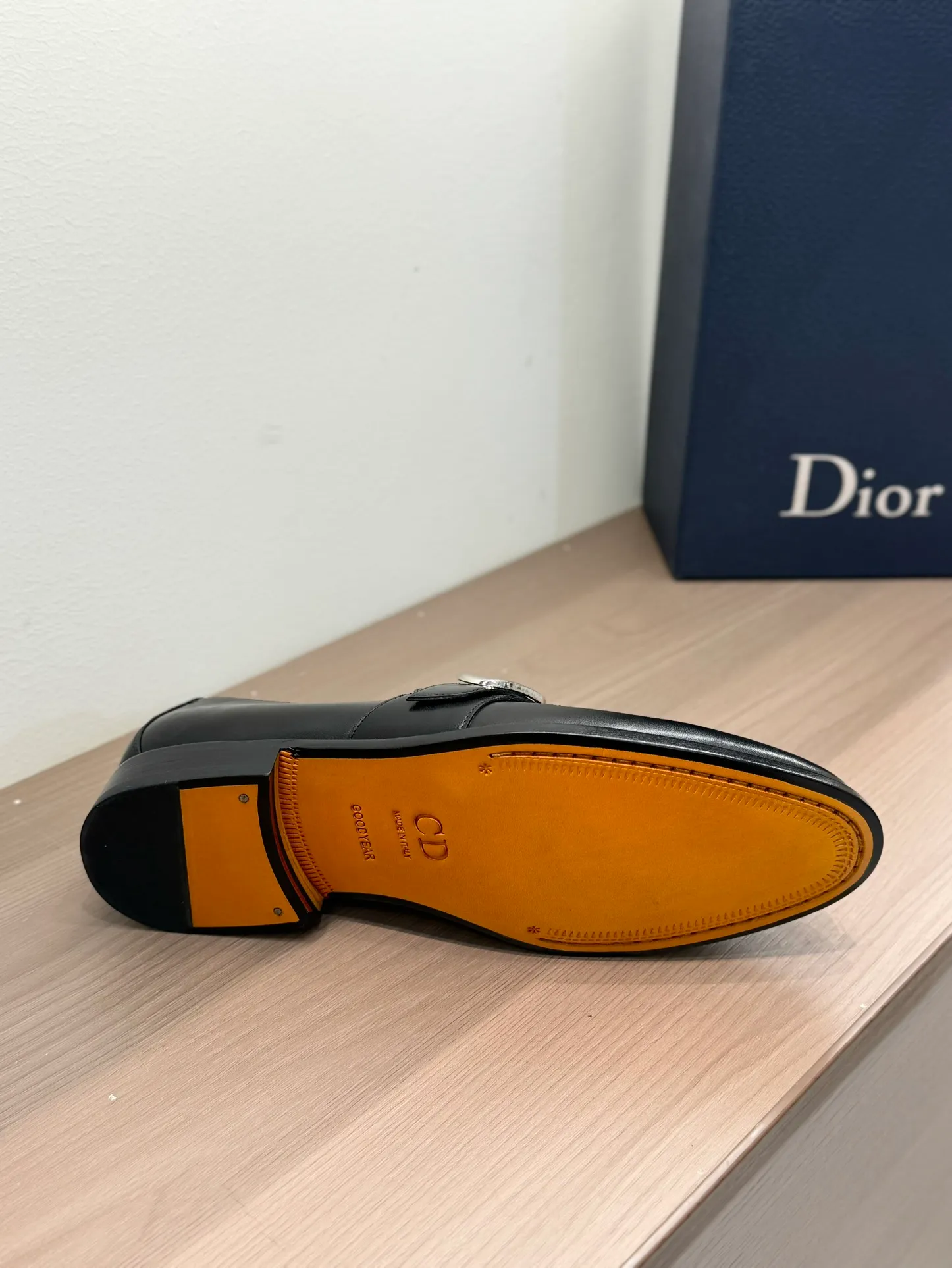 [Dior Dior] Top P: 960💰 Standard code 39-44 (38.45.46 custom-made, non-refundable and non-exchangeable) Dior Dior's latest high-end men's boutique casual leather shoes, the upper is carefully made of black cowhide/open-edge beaded leather/high-mercerized frosted cowhide, the classic silhouette shows elegance, and the upper strap is matched with a metal-coated CD Icon decorative buckle to enhance the style. Comfortable and lightweight, the Italian leather sole features anti-slip rubber inserts. The Blake structured leather sole with anti-slip details showcases Dio*'s exceptional craftsmanship. Elegant and refined, it can be matched with all kinds of suits.